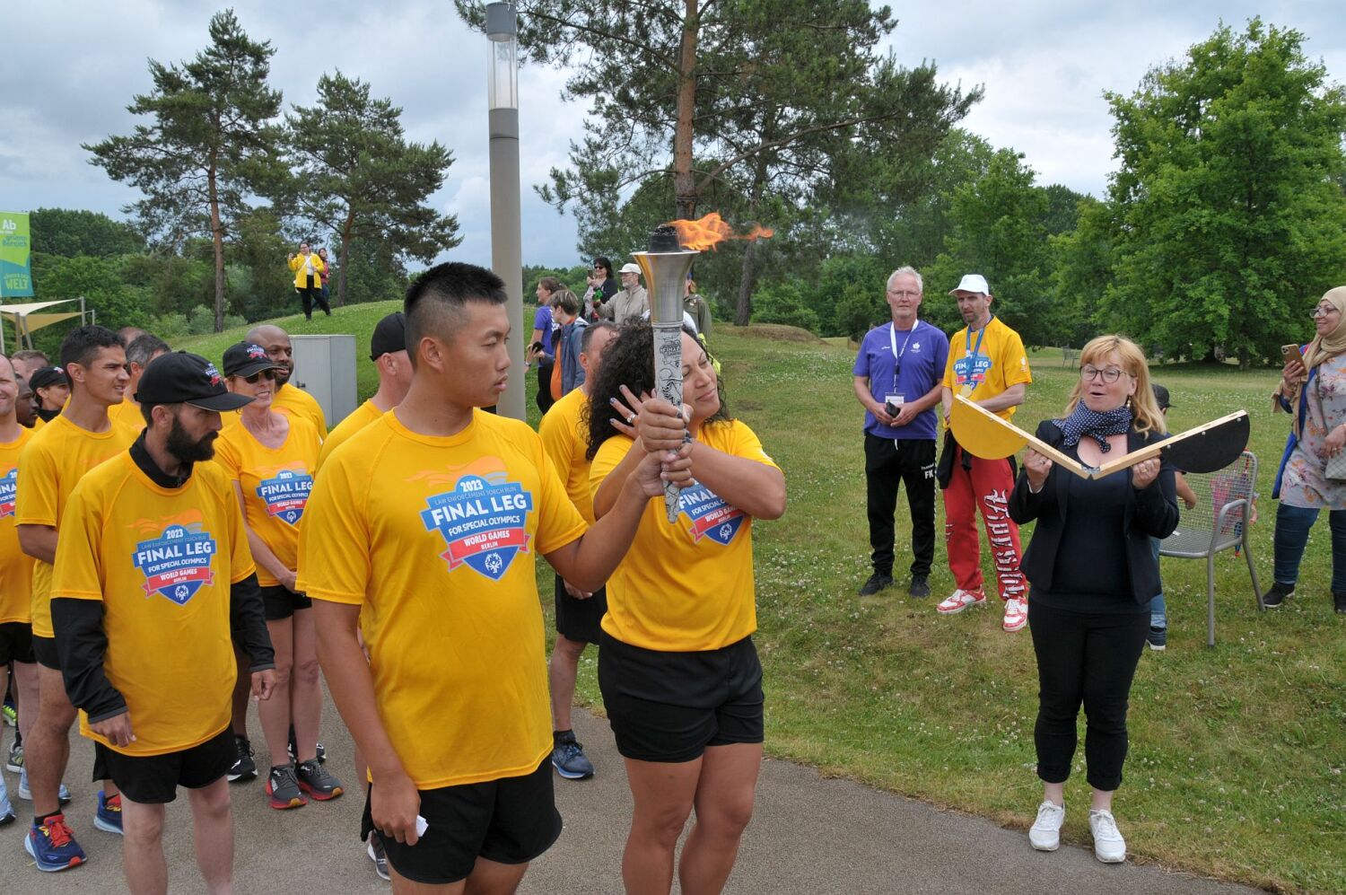 Fackellauf Special Olympic World Games Berlin 2023 - Bezirksstadträtin Juliane Witt gibt das Startsignal