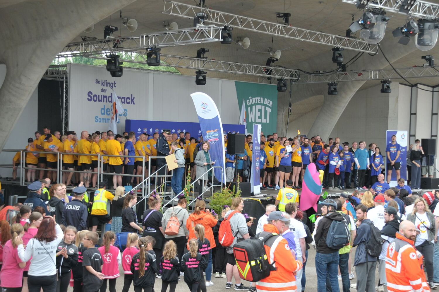 Fackellauf Special Olympic World Games Berlin 2023 - Die Bühne mit allen Läuferinnen und Läufern