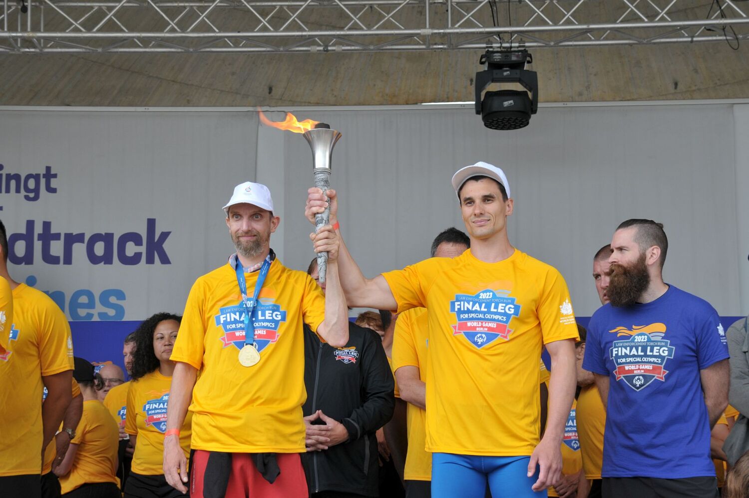 Fackellauf Special Olympic World Games Berlin 2023 - Raik Schreiner und Oleksandr Bochkov mit der Olympischen Flamme