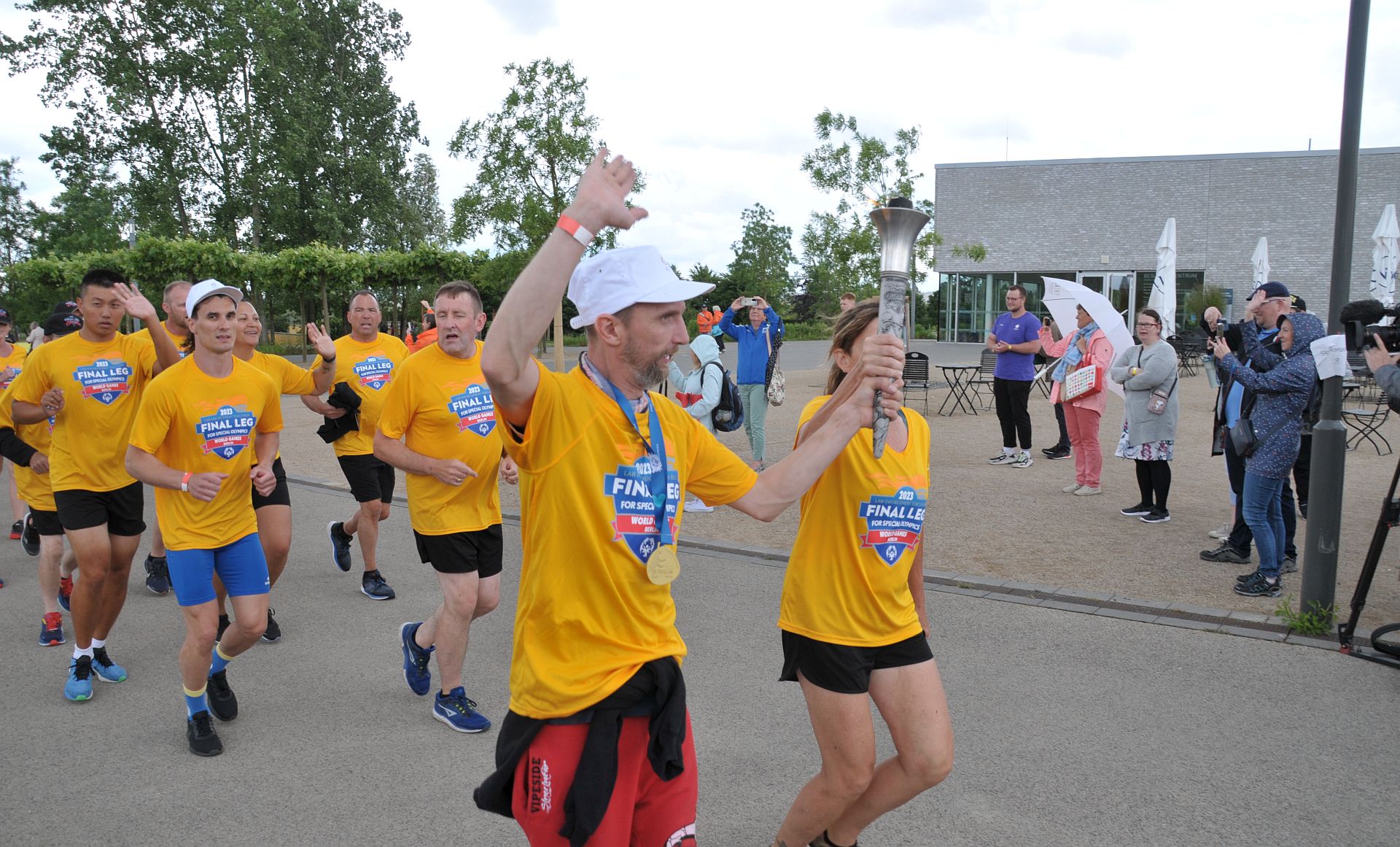 Fackellauf Special Olympic World Games Berlin 2023 - Raik Schrienr und Oleksandr Bochkov fürhenr den Lauf an