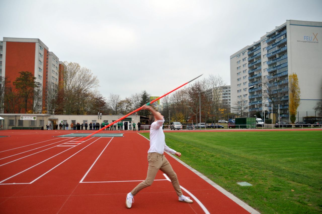 Gordon Lemm eröffnet die sanierte Sportanlage Allee der Kosmonauten 131 mit einem Speerwurf