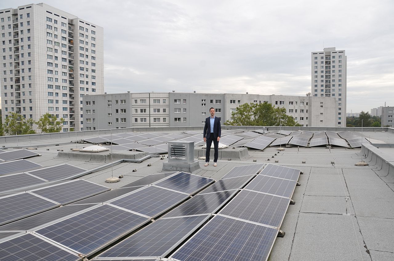 Gordon Lemm mit der Solaranlage auf dem Dach des FFM