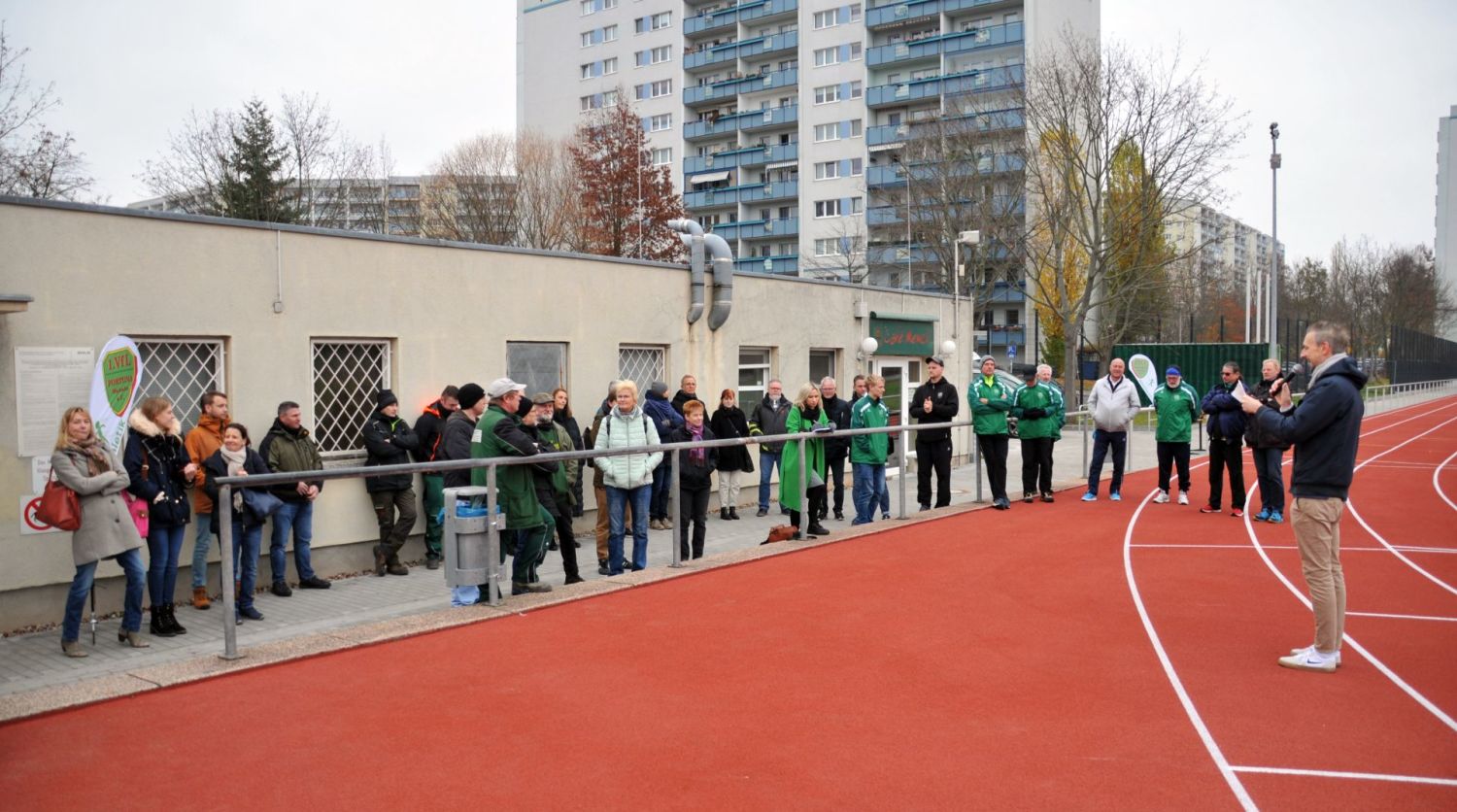 Übergabe der sanierte Sportanlage Allee der Kosmonauten 131 an den Verein 1. VfL Fortuna Marzahn - Ansprache Gordon Lemm