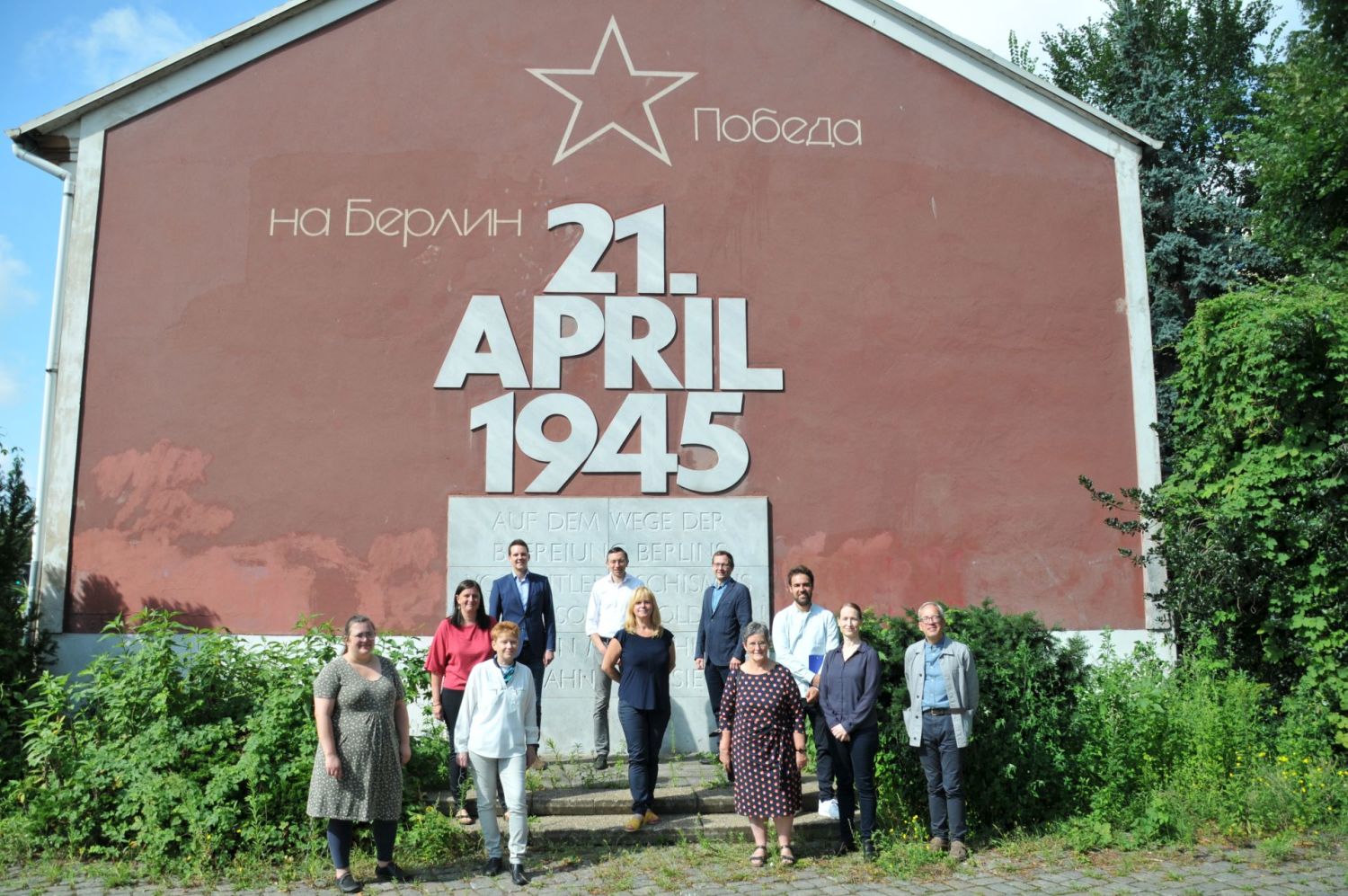 Haus der Befreiung - Gruppenbild vor der Giebelfassade mit dem Denkmal