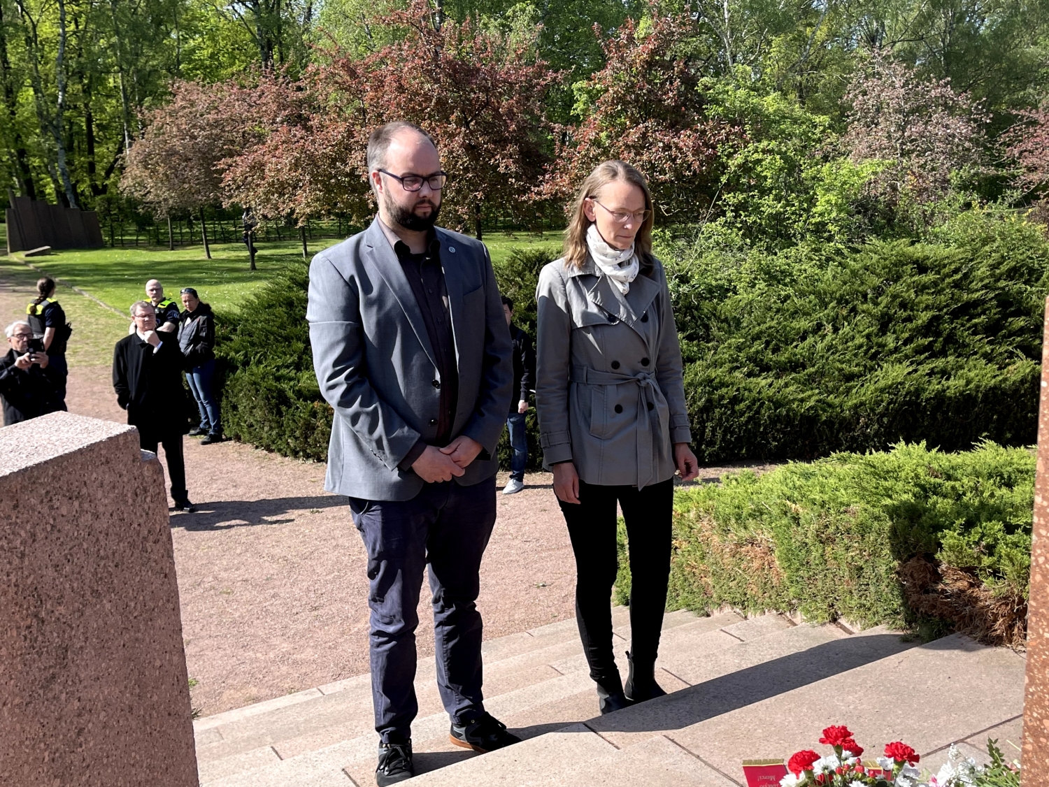 Beim stillen Gedenken zum 8. Mai, Bezirksstadträtin Nicole Bienge und der BVV-Vorsteher Steffen Ostehr (v.r.n.l.)