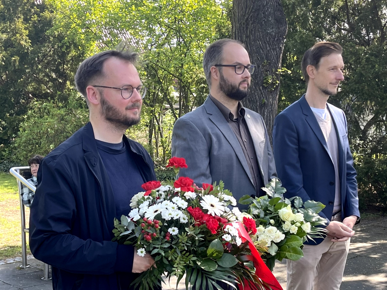 Beim stillen Gedenken zum 8. Mai, Bezirksbürgermeister Gordon Lemm, BVV-Vorsteher Steffen Ostehr, Kristian Ronneburg Abgeordnetenhaus Fraktion DIE LINKE (v.r.n.l.)