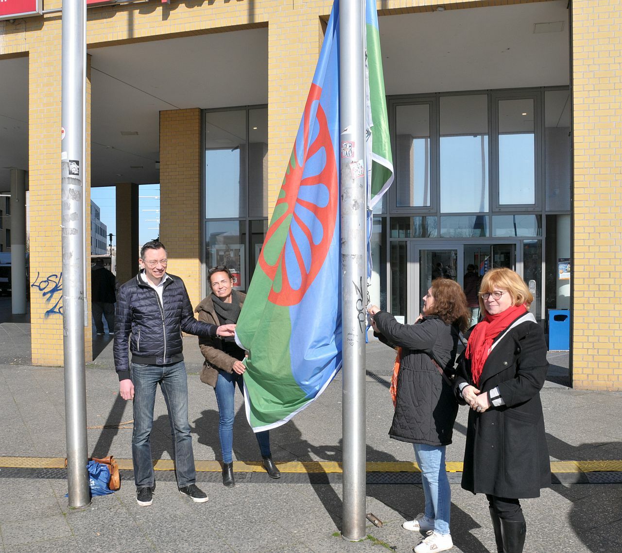 Das Hissen der Roma-Fahne vor dem Rathaus Marzahn-Hellersdorf