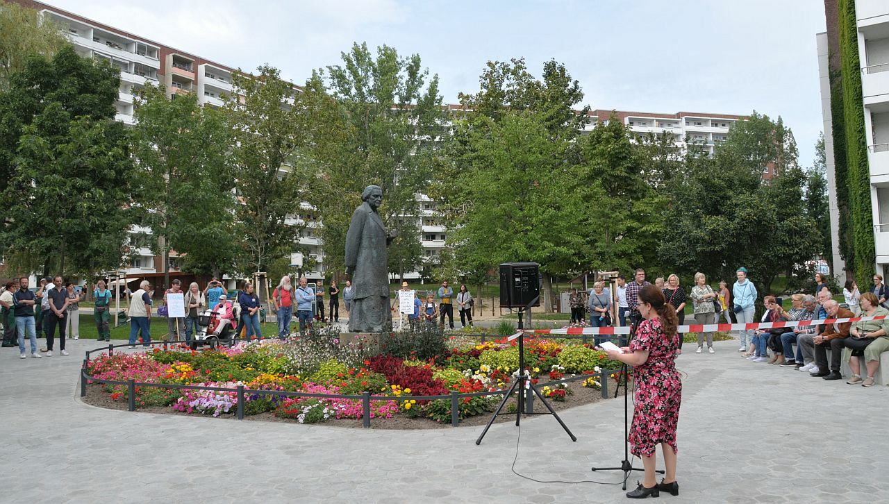 Eröffnung des neu gestalteten Clara-Zetkin-Parks - Ansprache Staatssekretärin Ülker Radziwill vor der Statue von Clara Zetkin