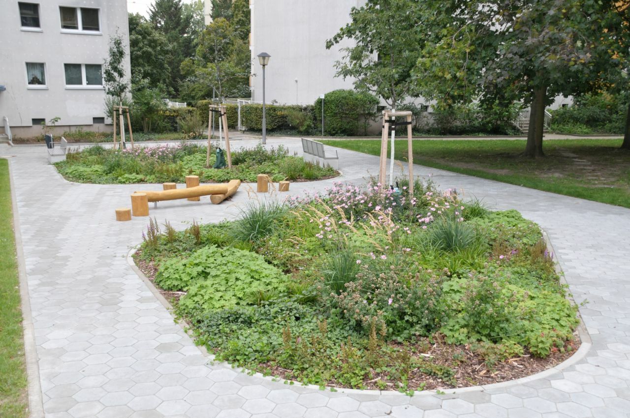 Eröffnung des neu gestalteten Clara-Zetkin-Parks - Blumeninseln mit Sitzbank