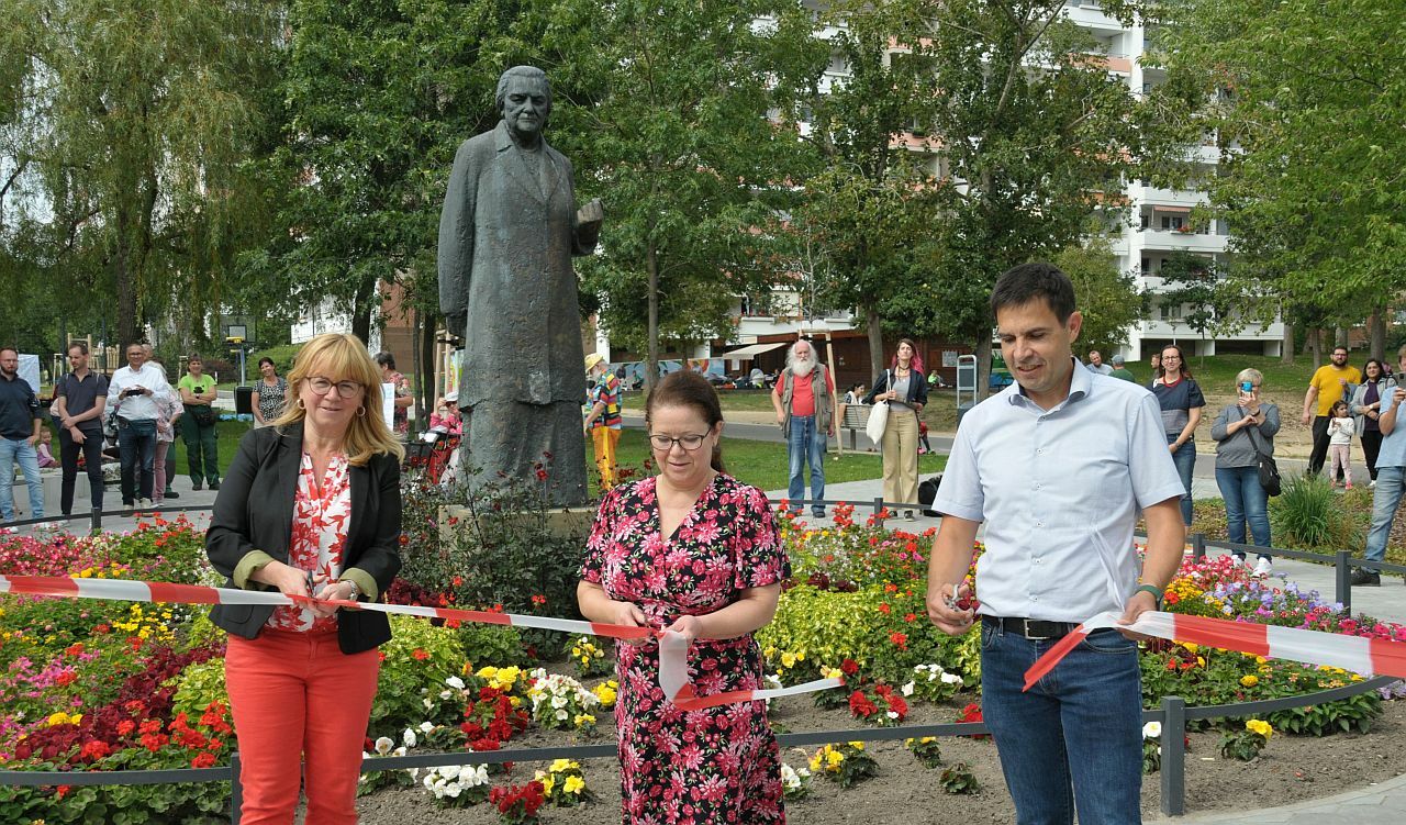 Eröffnung des neu gestalteten Clara-Zetkin-Parks - Juliane Witt, Ülker Radziwill und Andreas Lemmer durchtrennen das Absperrband