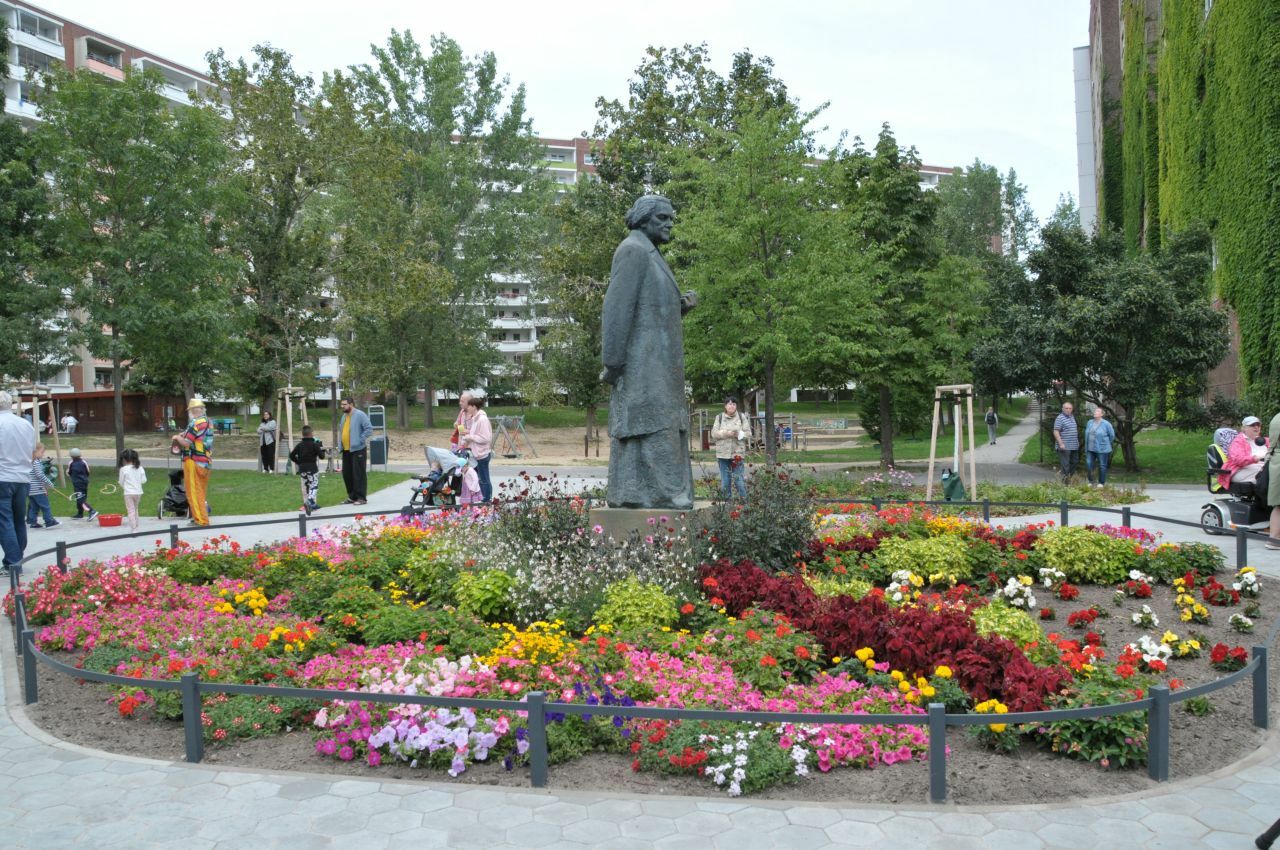 Eröffnung des neu gestalteten Clara-Zetkin-Parks - Statue Clara Zetkins im Blumenbeet