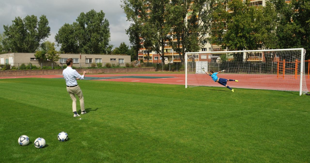 Übergabe der sanierten Sportanlage Walter-Felsenstein-Straße - Bezirksbürgermeister Gordon Lemm beim erfolgreichen Elfmeter