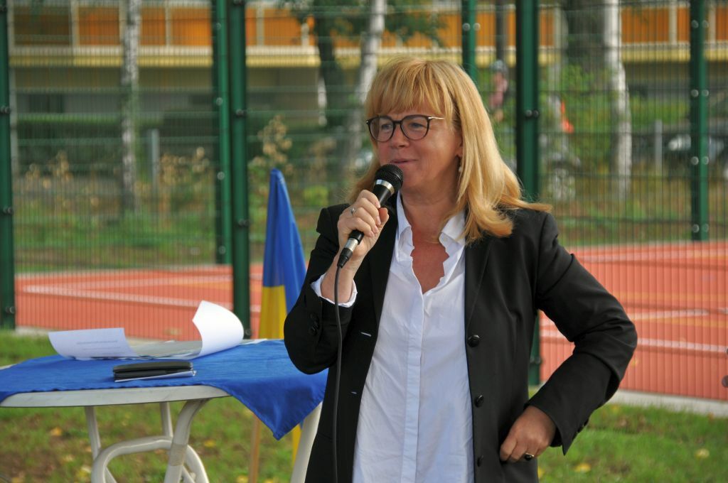 Übergabe der sanierten Sportanlage Walter-Felsenstein-Straße - Juliane Witt, Bezirksstadträtin für Stadtentwicklung, Umwelt- und Naturschutz, Straßen- und Grünflächen, hält ihre Ansprache