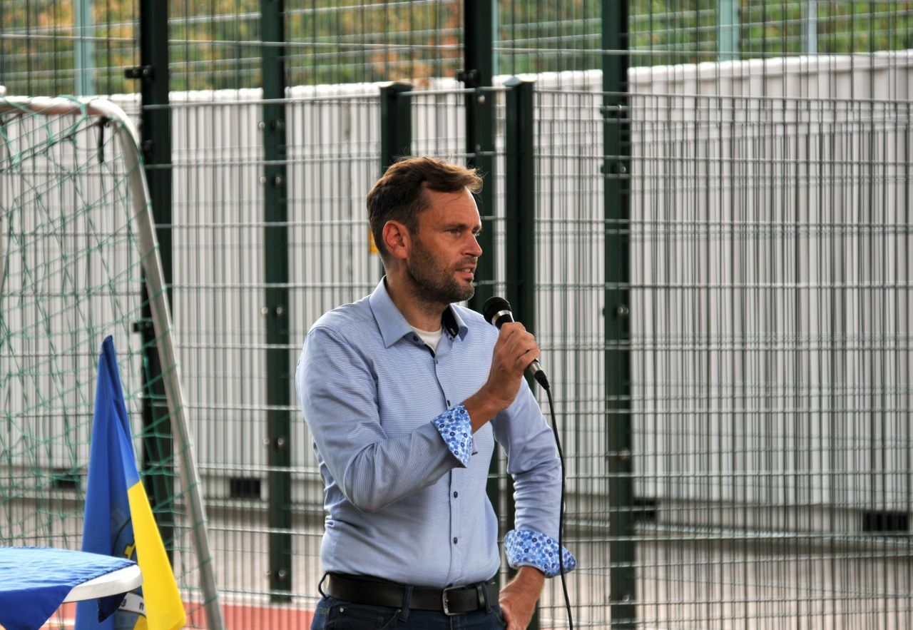 Übergabe der sanierten Sportanlage Walter-Felsenstein-Straße - Dr. Torsten Kühne, Bezirksstadtrat für Schule, Sport, Weiterbildung, Kultur und Facility Management, bei der Ansprache