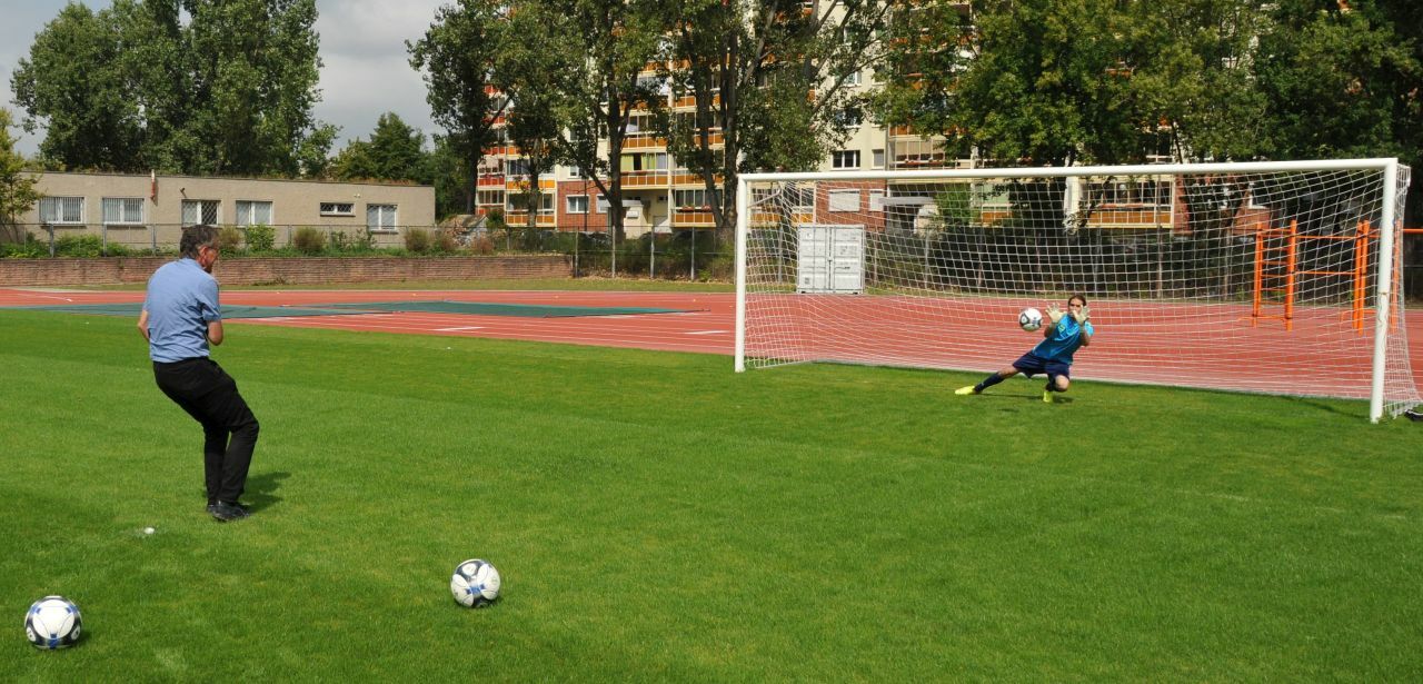 Übergabe der sanierten Sportanlage Walter-Felsenstein-Straße - Christian Gäbler, Staatssekretär für Wohnen und Bauen, zielt auf den Mann