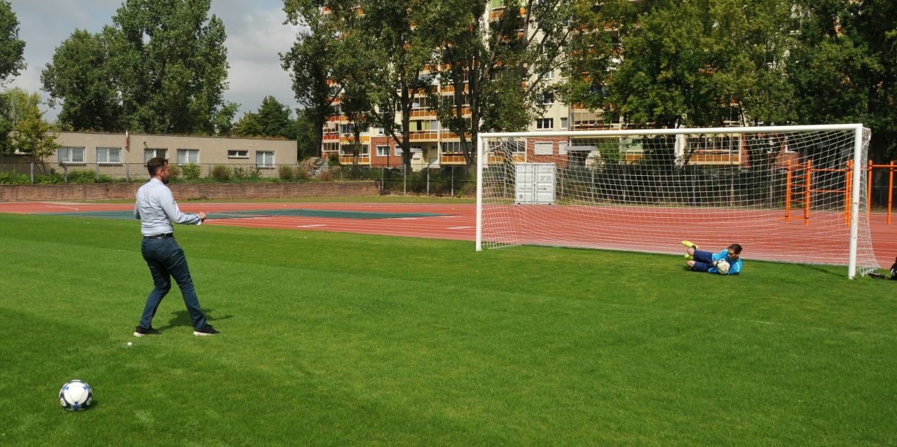 Übergabe der sanierten Sportanlage Walter-Felsenstein-Straße - Der Elfer von Dr. Torsten Kühne, Bezirksstadtrat für Schule, Sport, Weiterbildung, Kultur und Facility Management wird gehalten