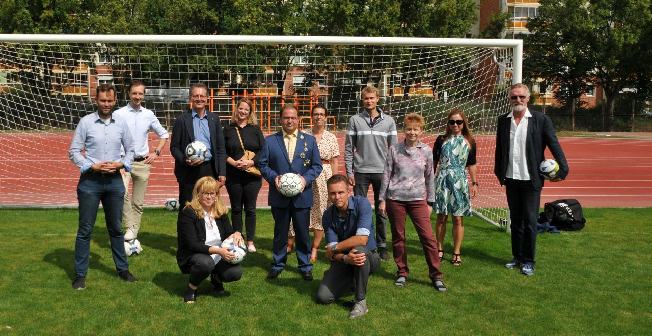 Übergabe der sanierten Sportanlage Walter-Felsenstein-Straße - Gruppenbild vor dem neuen Fußballtor