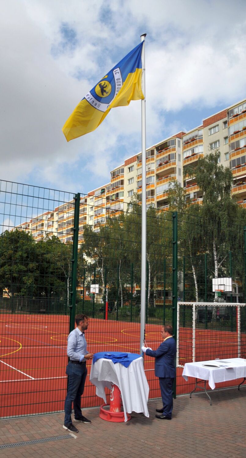 Übergabe der sanierten Sportanlage Walter-Felsenstein-Straße - Hissen der Vereinsfahne des FC NORDOST Berlin e.V