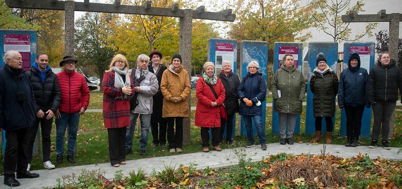 Neue Informationstafeln im Clara-Zetkin-Park in Marzahn-Nord enthüllt - Die Teilnehmerinnen und Teilnehmer vor den Tafeln