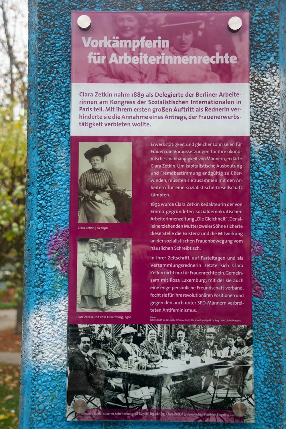 Neue Informationstafeln im Clara-Zetkin-Park in Marzahn-Nord enthüllt - 'Vorkämpferin der Arbeiterinnenrechte'
