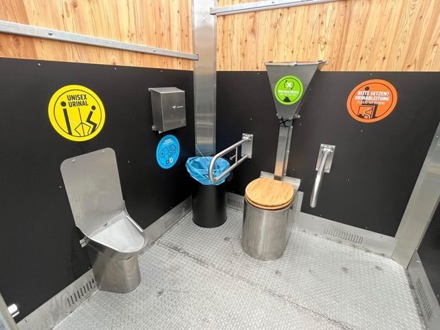 Innenansicht der Öko-Toilette mit Rollstuhlrampe am Busbahnhof am Eastgate