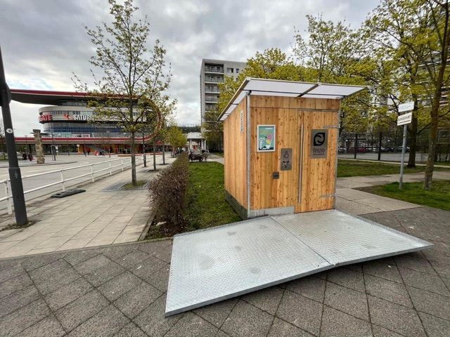 Hölzerne Öko-Toilette mit Rollstuhlrampe am Busbahnhof am Eastgate