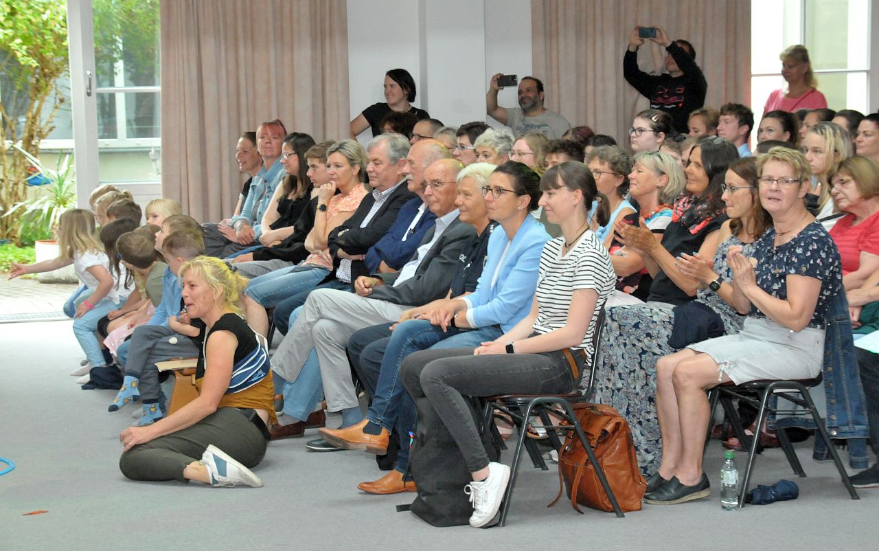Pappelfest in der Aula der Schule am Pappelhof - Bezirksbürgermeisterin Nadja Zivkovic, Ehrengäste und Publikum