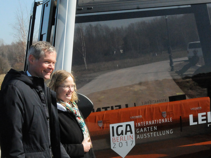 Geschäftsführung der IGA 2017 Christoph Schmidt und Katharina Langsch vor einer Kabine der Seilbahn