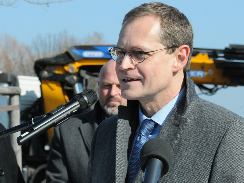 Berlins Regierender Bürgermeister Michael Müller gibt den Startschuß für die Seilbahn