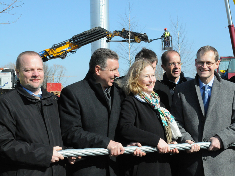 Ziehen an einem Strang: v.l.n.r. Bezirksbürgermeister Stefan Komoß, Vorstandsmitglied LEITNER AG Martin Leitner, Geschäftsführerin der IGA Berlin 2017 GmbH Katharina Langsch, Geschäftsführer der Berlin Tourismus & Kongress GmbH Burkhard Kieker, Bezirksstadtrat für Wirtschaft und Stadtentwicklung Christian Gräff, Regierender Bürgermeister von Berlin Michael Müller