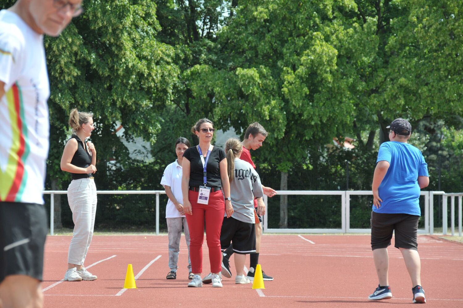 Special Olympics 2023 - Spiel- und Sportfest beim 1. VfL Fortuna Marzahn - Bezirksbürgermeisterin Nadja Zivkovic bereitet sich auf den Weitsprung vor,