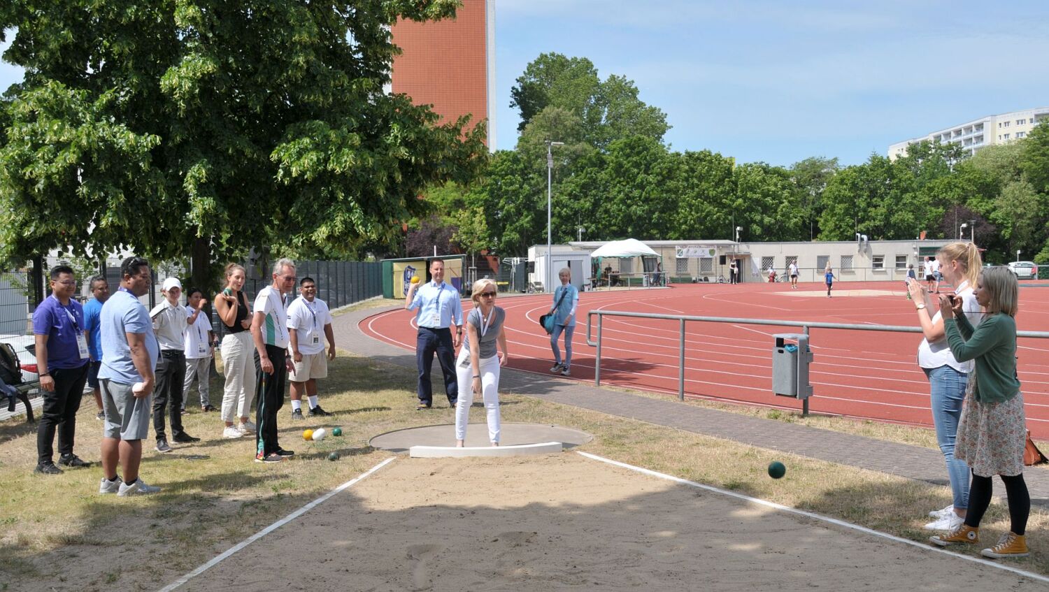 Special Olympics 2023 - Spiel- und Sportfest beim 1. VfL Fortuna Marzahn - Bezirksstadträtin Heike Wessoly beim Kugelstoßen