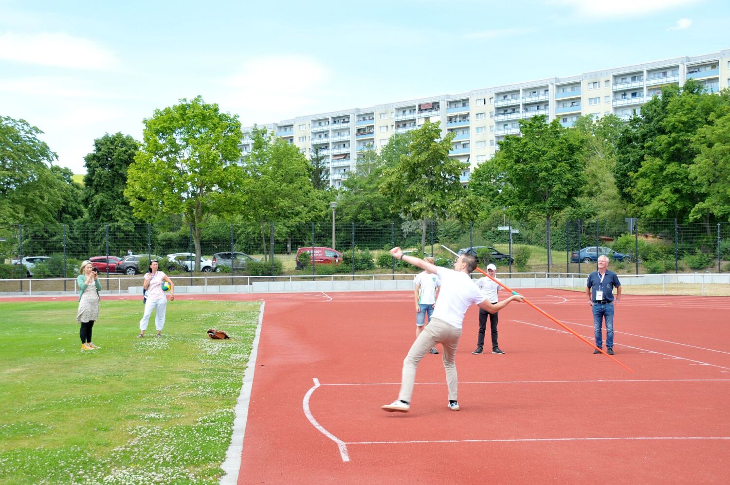 Special Olympics 2023 - Spiel- und Sportfest beim 1. VfL Fortuna Marzahn - Bezirksstadtrat Gordon Lemm beim Speerwurf