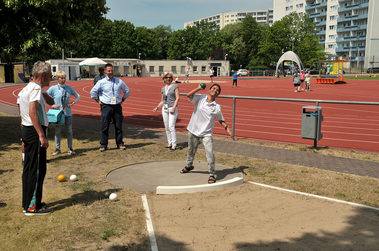 Special Olympics 2023 - Spiel- und Sportfest beim 1. VfL Fortuna Marzahn - Delegation der Marschallinseln beim Kugelstoßen