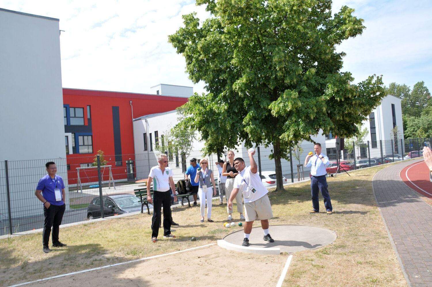 Special Olympics 2023 - Spiel- und Sportfest beim 1. VfL Fortuna Marzahn - Kugelstoßer der Delegation und Bezirksstadtrat Stefan Bley beim Kugelstoßen