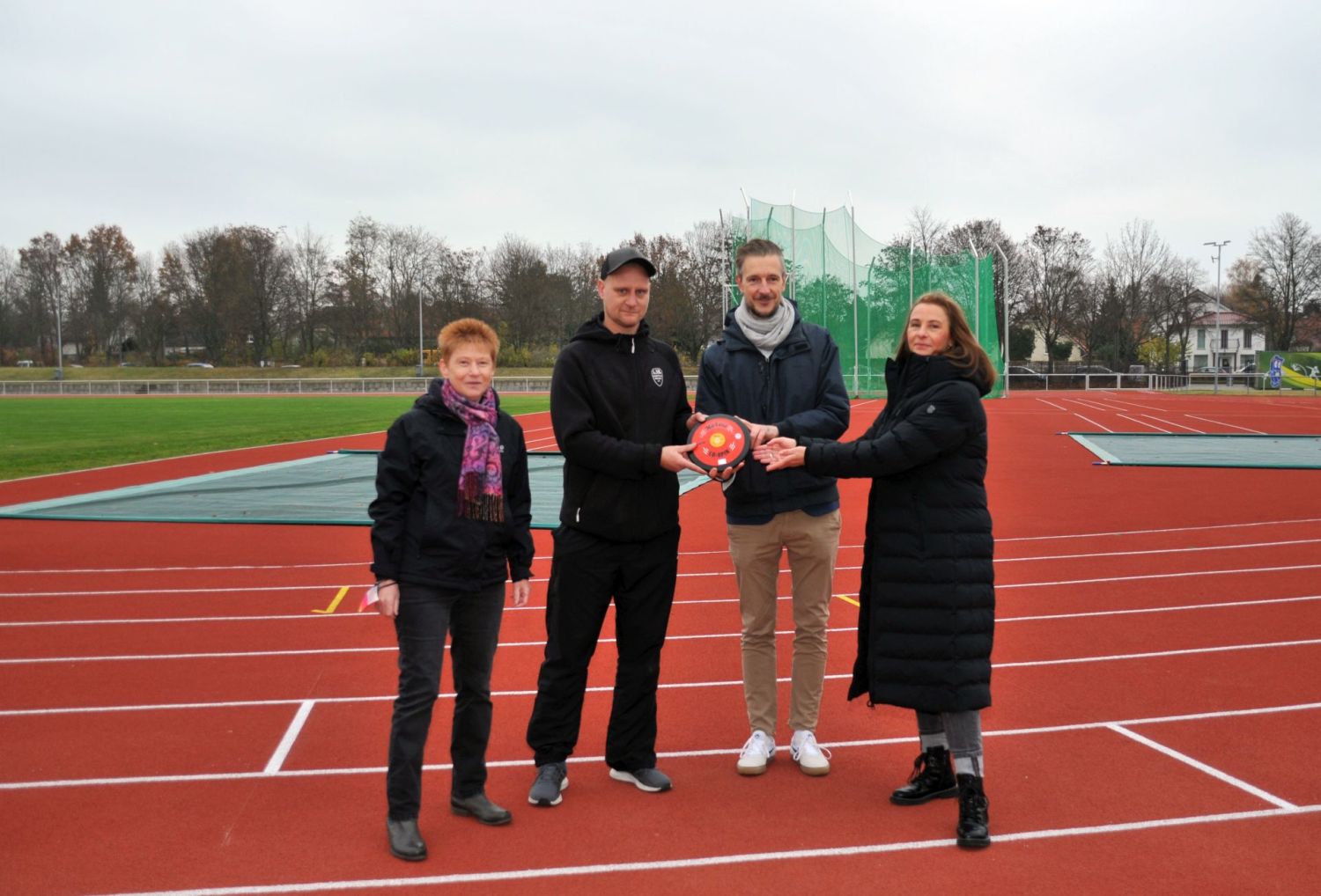 Übergabe Sportanlage Allee der Kosmonauten 131 - Symbolische Übergabe eines Diskus zur Eröffnung