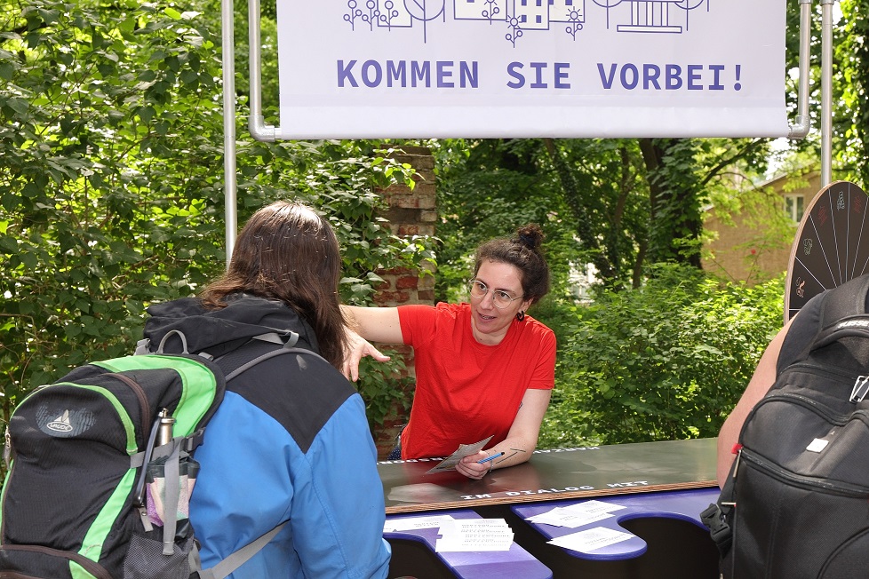 Biesdorfer Blütenfest 2024: Gespräche am Stand Raum für Beteiligung