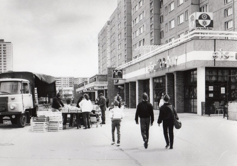 Ladenstraße an der Otto-Winzer-Straße, jetzt Mehrower Allee