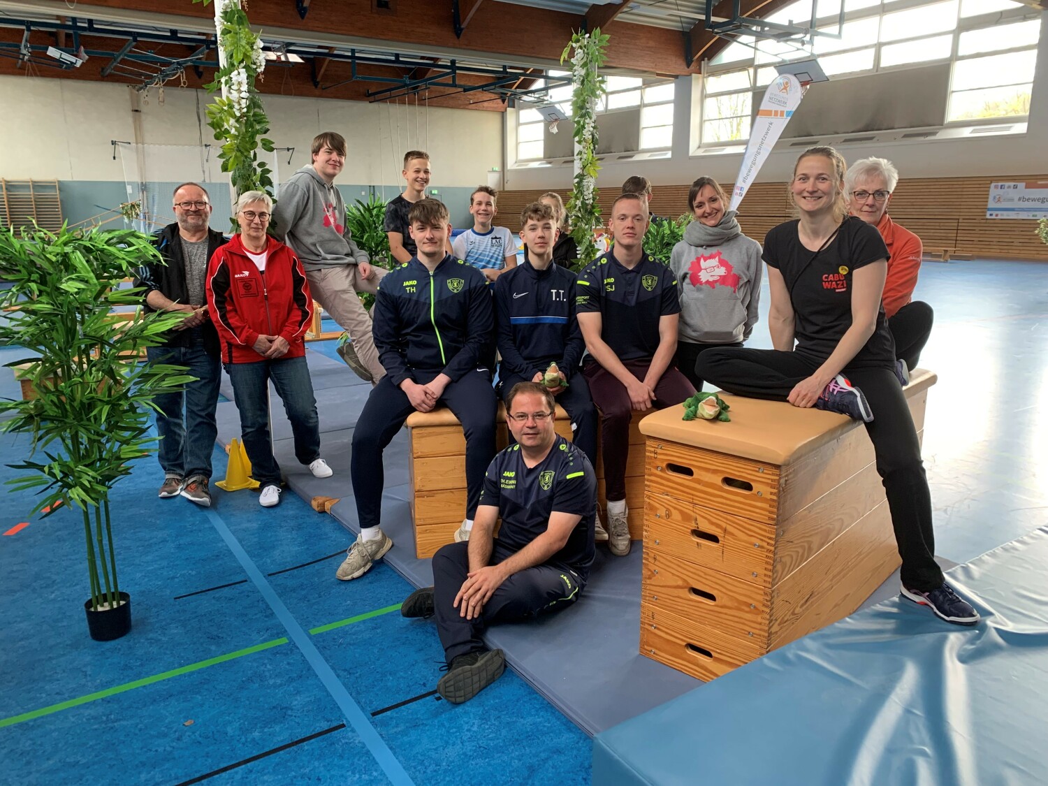 Das Orga-Team zum ersten Kitasportfest in Marzahn-Hellersdorf. Theofanis Eirini (FC NORDOST) sitzend, Katrin Kretschmar (2.v.r.), Jennifer Wagner (Schlaufuchs e.V.; 3.v.r.)