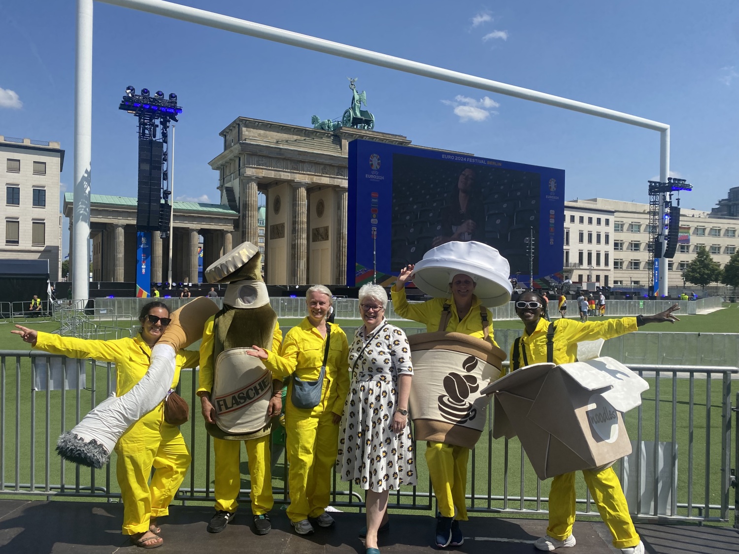 Die Clean Game Maskottchen und Bezirksbürgermeisterin Stefanie Remlinger vor dem Brandenburger Tor