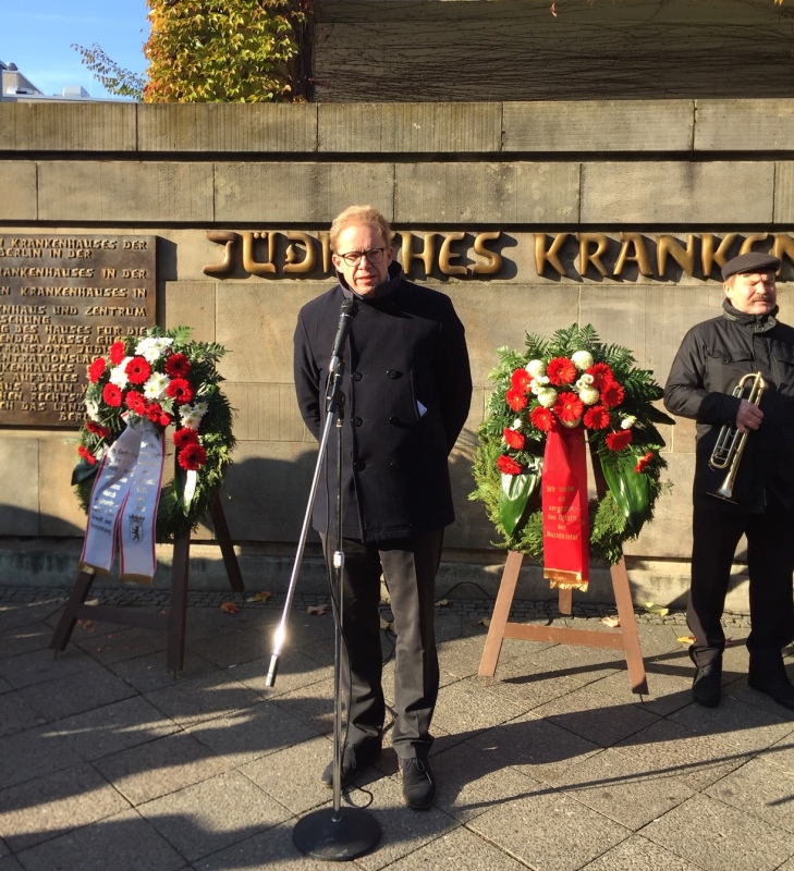 Ephraim Gothe spricht bei der Gedenkveranstaltung am Jüdischen Krankenhaus