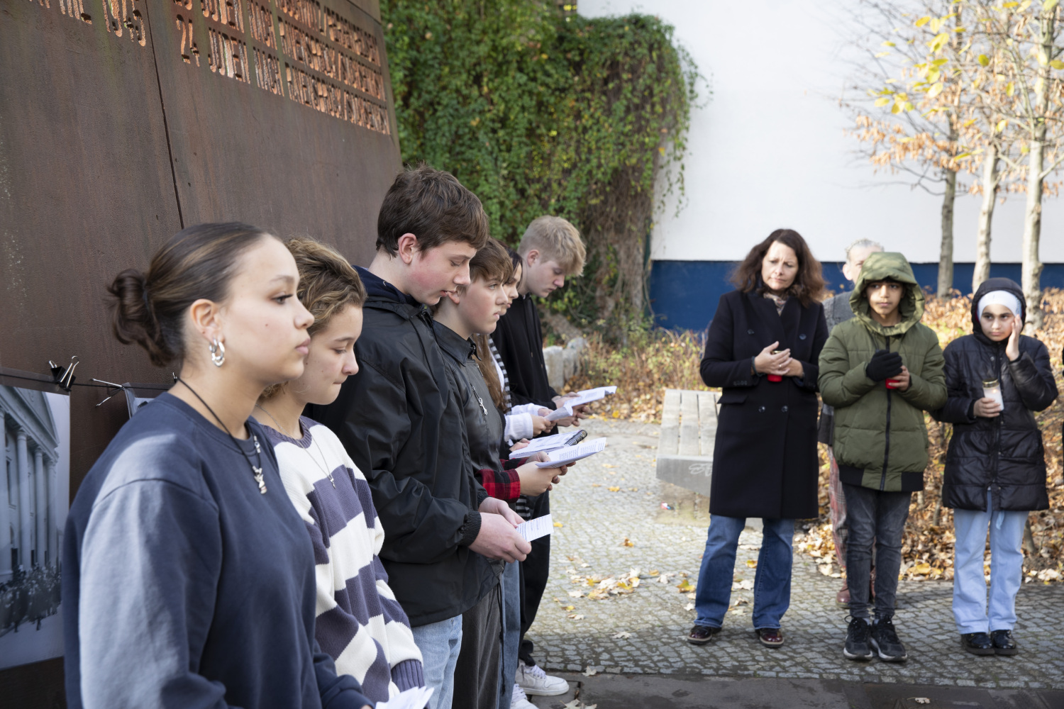 Gedenken an die Reichspogromnacht am 9. November 1938: Am Mahnmal Levetzowstraße erinnerten Bezirksbürgermeisterin Stefanie Remlinger und Schüler*innen des Französischen Gymnasiums am 9. November an die Opfer des Nationalsozialismus.