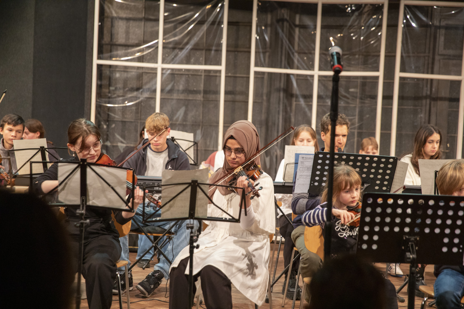 Das Schulorchester des Lessing-Gymnasiums spielt ein Allegretto von Ludwig van Beethoven auf der Gedenkveranstaltung 9. November 2022 im Grips-Theater. 