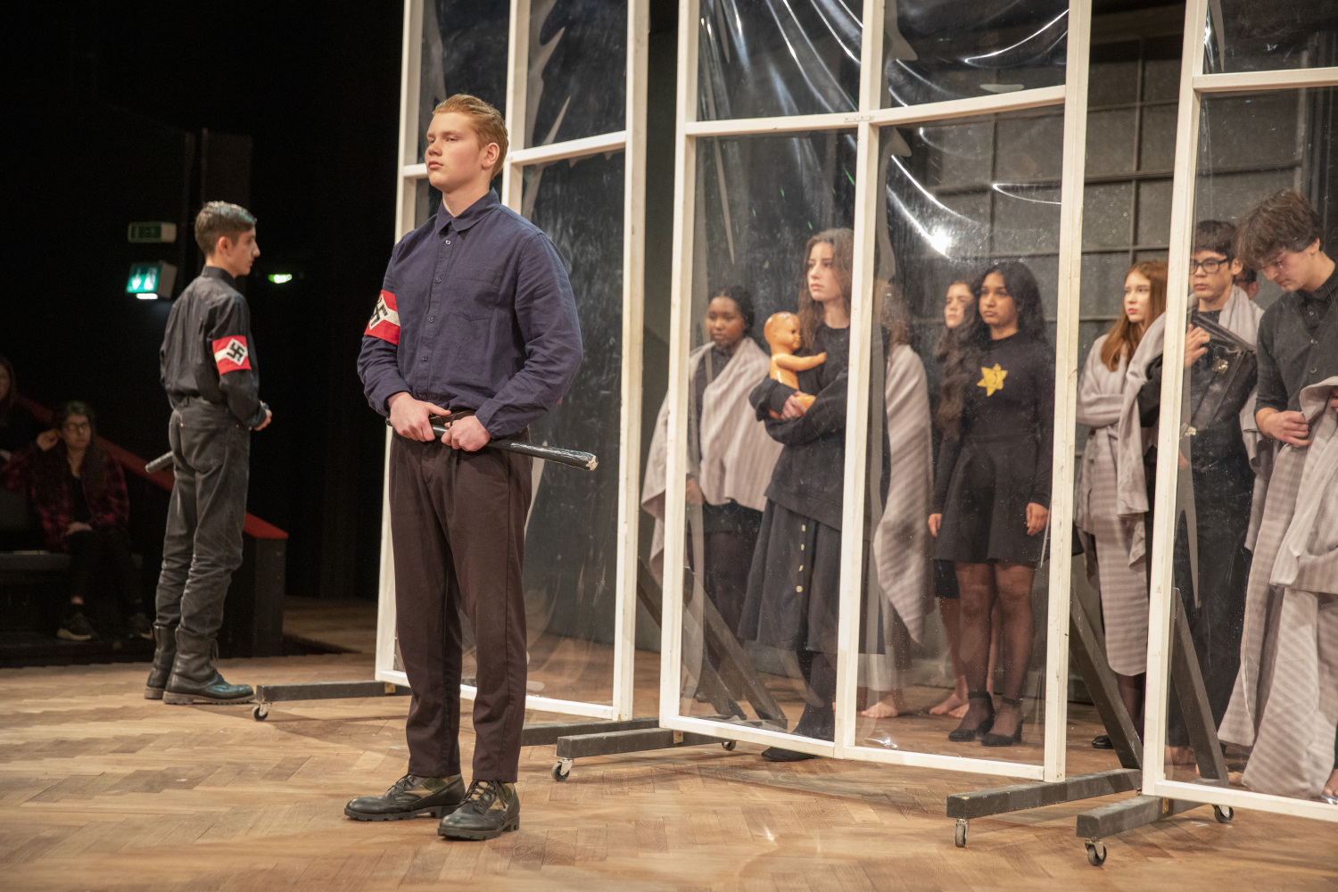 Gymnasium Tiergarten spielt das Stück "Die Todesfuge" nach Paul Celan auf der Gedenkveranstaltung am 9. November 2022 im Grips-Theater.