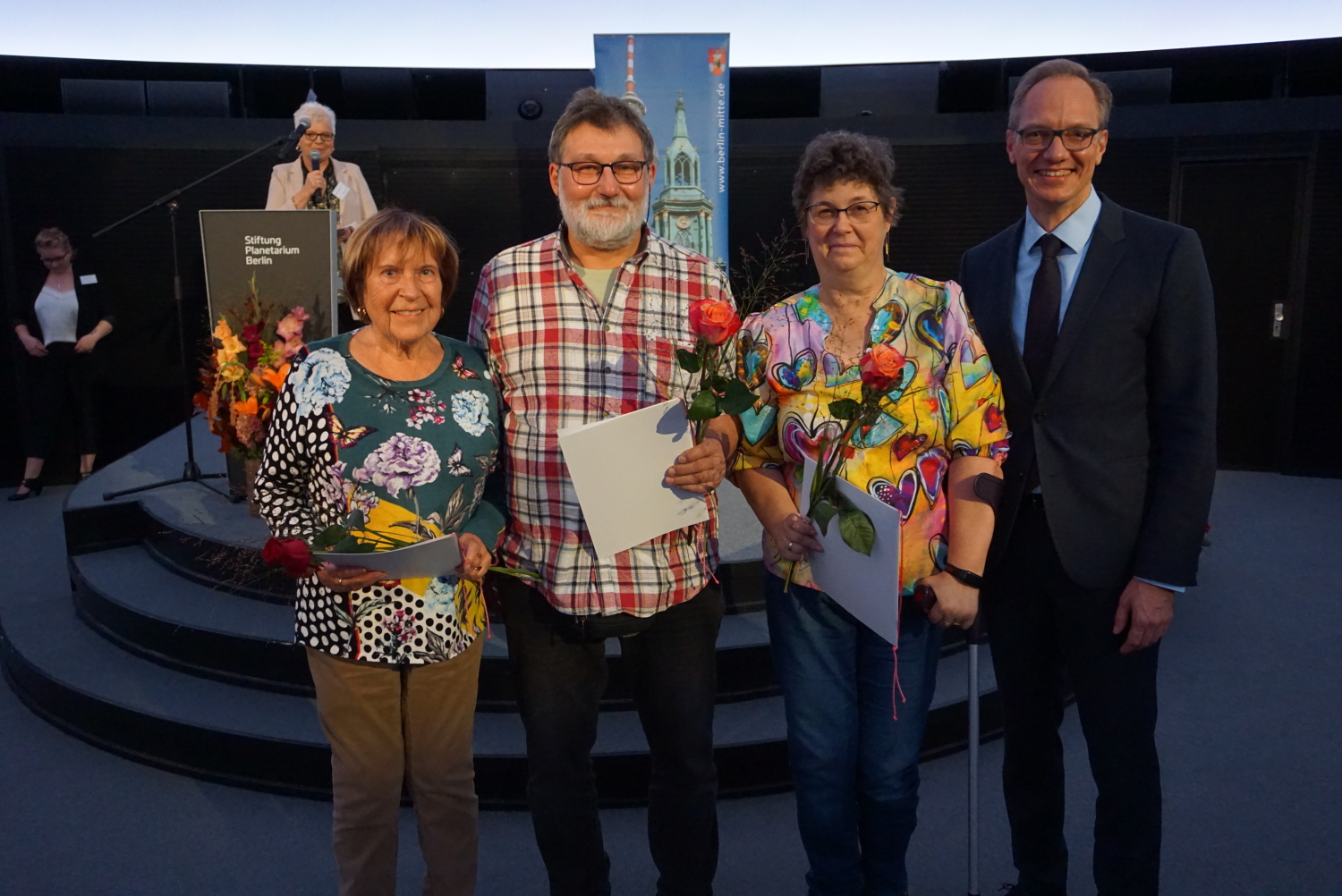 Brigitte Ballschmieter, Ralf und Britta Dietrich (v.l.) wurden von Stadtrat Carsten Spallek für ihr zehnjähriges Engagement in den bezirklichen Sozialkommissionen ausgezeichnet.