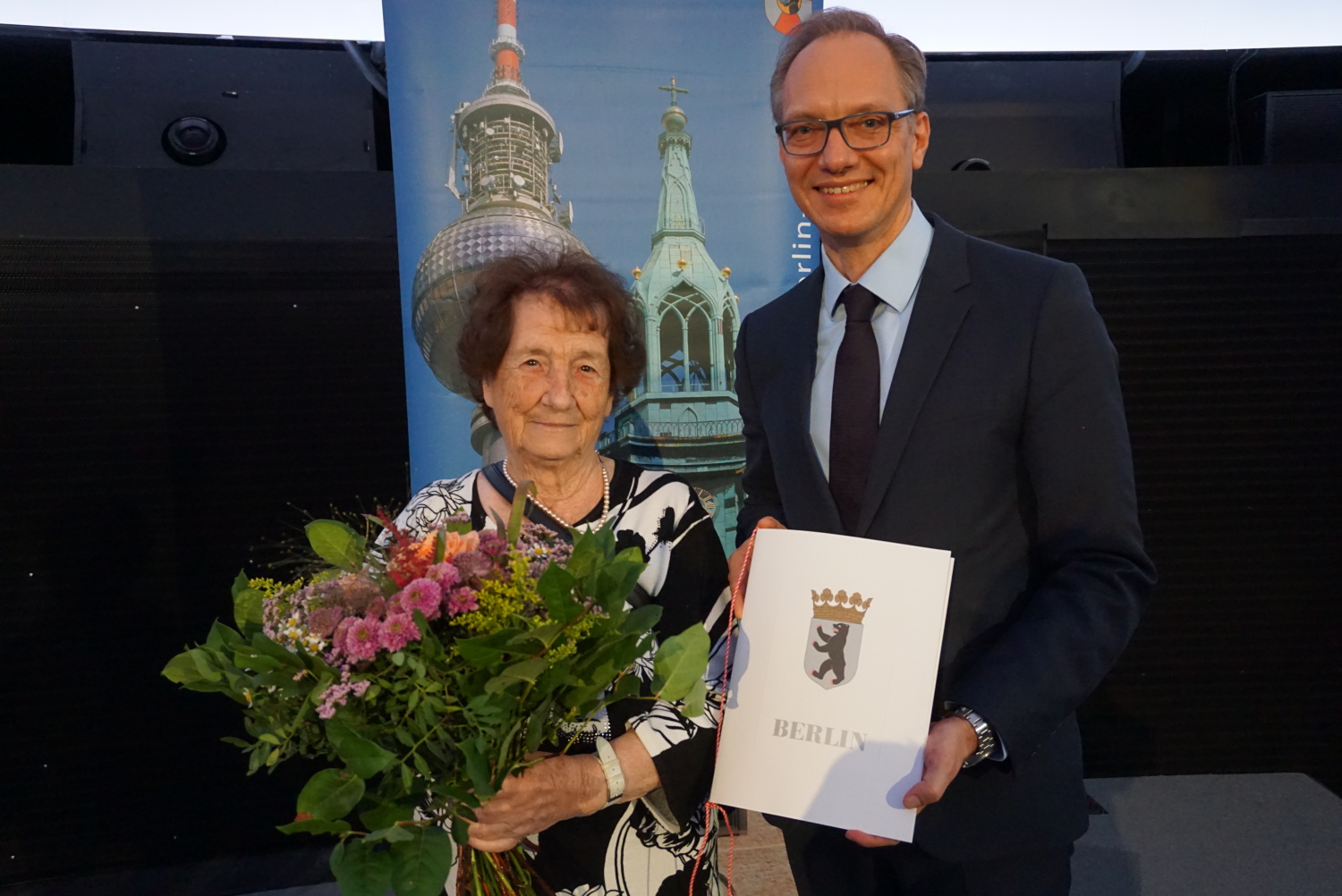 Brigitte Horn wurde von Stadtrat Carsten Spallek für ihr fünfzigjähriges Engagement in den bezirklichen Sozialkommissionen ausgezeichnet.
