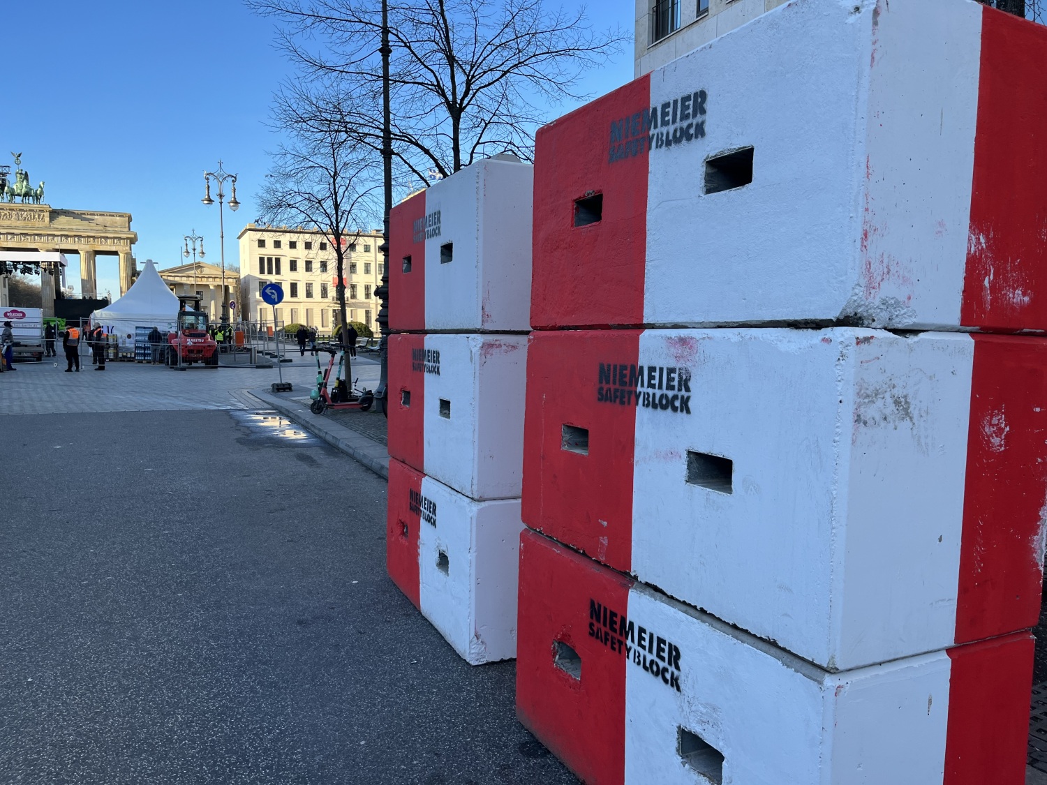 Schwere Betonsperren sichern das Veranstaltungsgelände auf dem Pariser Platz.