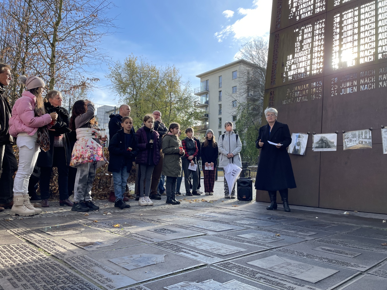 Gedenken an die Reichspogromnacht am 9. November 1938: Am Mahnmal Levetzowstraße erinnerten Bezirksbürgermeisterin Stefanie Remlinger und Schüler*innen des Französischen Gymnasiums heute an die Opfer des Nationalsozialismus.