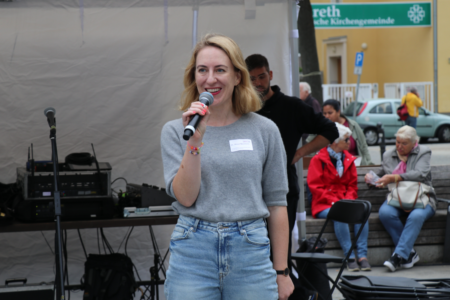 Frau Dr. Neumann beim "Rathaus vor Ort" zum Thema Fahrradstraßen in Mitte