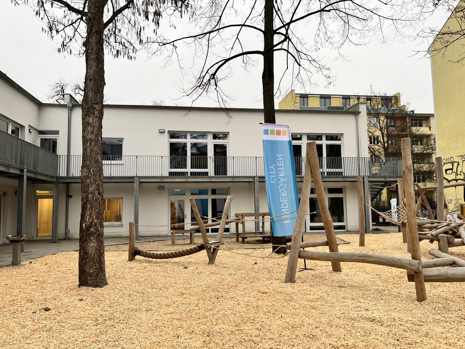 Der Außenbereich der Kindertagesstätte in der Havelbergerstraße in Moabit. Mit neuem Klettergerüst und Wasserspielplatz können die Kinder zukünftig ihre Zeit draußen verbringen.